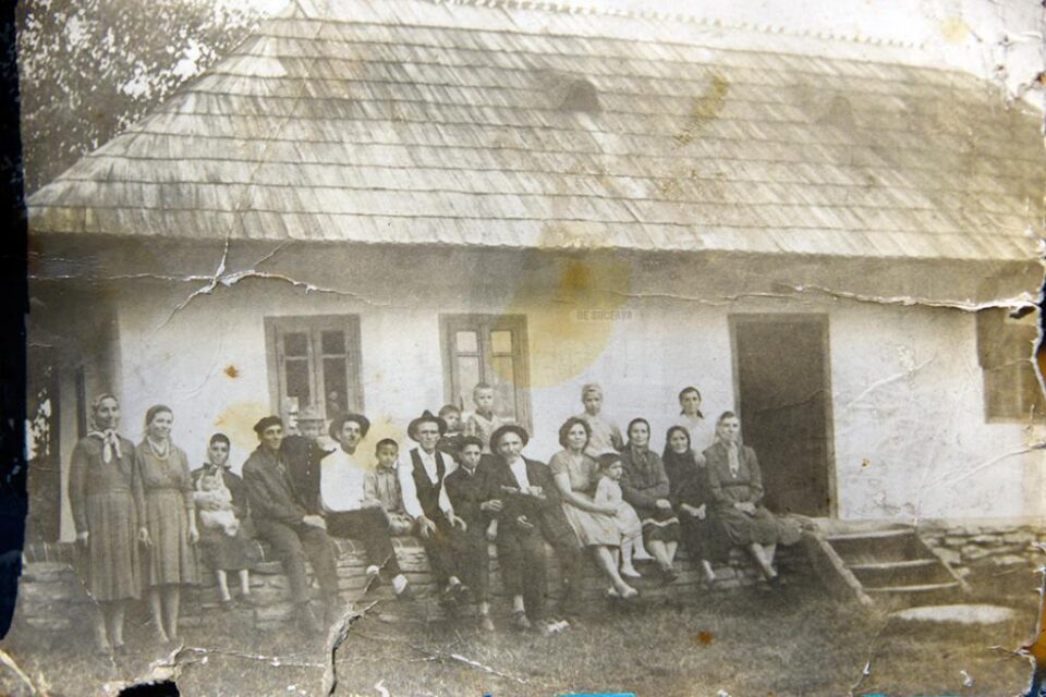 Membrii unei familii din Arțari, acum câteva zeci de ani
