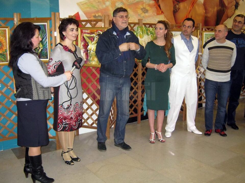 Artista Cristina Hreamătă Macoveiciuc la vernisajul Expoziției „Misterul diafan al culorii”