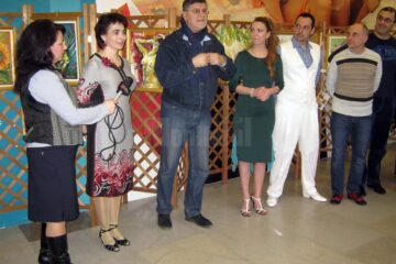 Artista Cristina Hreamătă Macoveiciuc la vernisajul Expoziției „Misterul diafan al culorii”