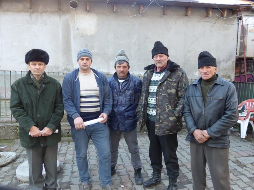 O parte dintre crescătorii de oi care contestă modul în care s-au cheltuit banii în contul subvenției încasate de asociație în perioada 2011-2014