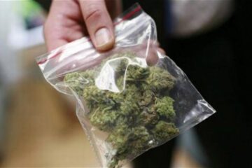 Ofițerii Antidrog i-au găsit tânărului în bagaj mai multe grame de canabis. Foto: antena3.ro