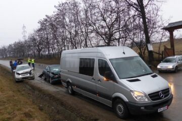 Accident cu trei mașini, la intrarea în Suceava dinspre Ipotești