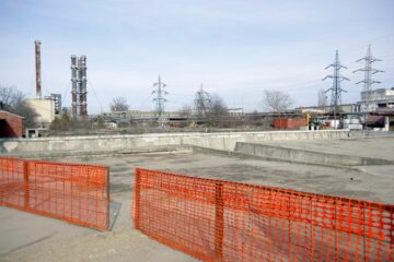 Ambro continuă demolările, pregătind terenul pentru un nou centru comercial