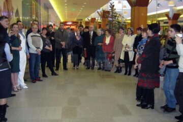 Expoziția „Misterul diafan al culorii” semnată de artista Cristina Hreamătă-Macoveiciuc, la Iulius Mall