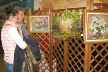Expoziția „Misterul diafan al culorii” semnată de artista Cristina Hreamătă-Macoveiciuc, la Iulius Mall