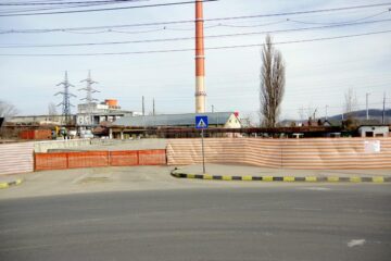 Un nou centru comercial își va face apariția pe terenul Ambro situat vizavi de Bazarul Sucevei, unde au început lucrările de demolare a construcțiilor existente