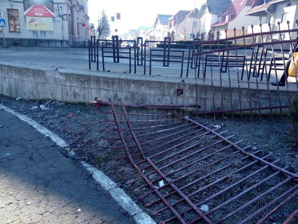 Autoturismul a ajuns pe terenul de sport de la Colegiul Național "Eudoxiu Hurmuzachi", după ce a rupt gardul de fier care împrejmuiește unitatea de învățământ