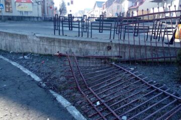 Autoturismul a ajuns pe terenul de sport de la Colegiul Național "Eudoxiu Hurmuzachi", după ce a rupt gardul de fier care împrejmuiește unitatea de învățământ