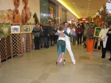 Expoziția „Misterul diafan al culorii” semnată de artista Cristina Hreamătă-Macoveiciuc, la Iulius Mall
