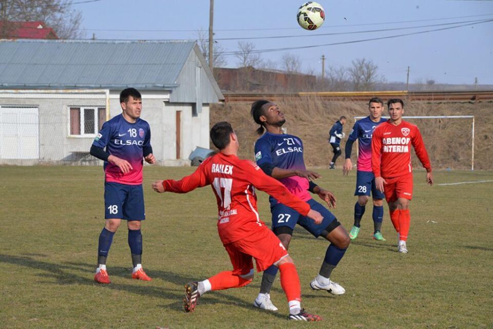 Chiar dacă a fost un simplu amical, meciul dintre eternele rivale FC Botoșani și Rapid s-a jucat la intensitate maximă. Foto: Ionuț Tăbultoc. Chiar dacă a fost un simplu amical, meciul dintre eternele rivale FC Botoșani și Rapid s-a jucat la intensitate maximă. Foto: Ionuț Tăbultoc.