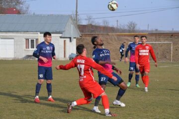 Chiar dacă a fost un simplu amical, meciul dintre eternele rivale FC Botoșani și Rapid s-a jucat la intensitate maximă. Foto: Ionuț Tăbultoc.