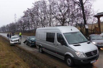 Trei mașini au fost implicate într-o coliziune în lanț care s-a petrecut ieri după-amiază pe strada Parcului din municipiul Suceava