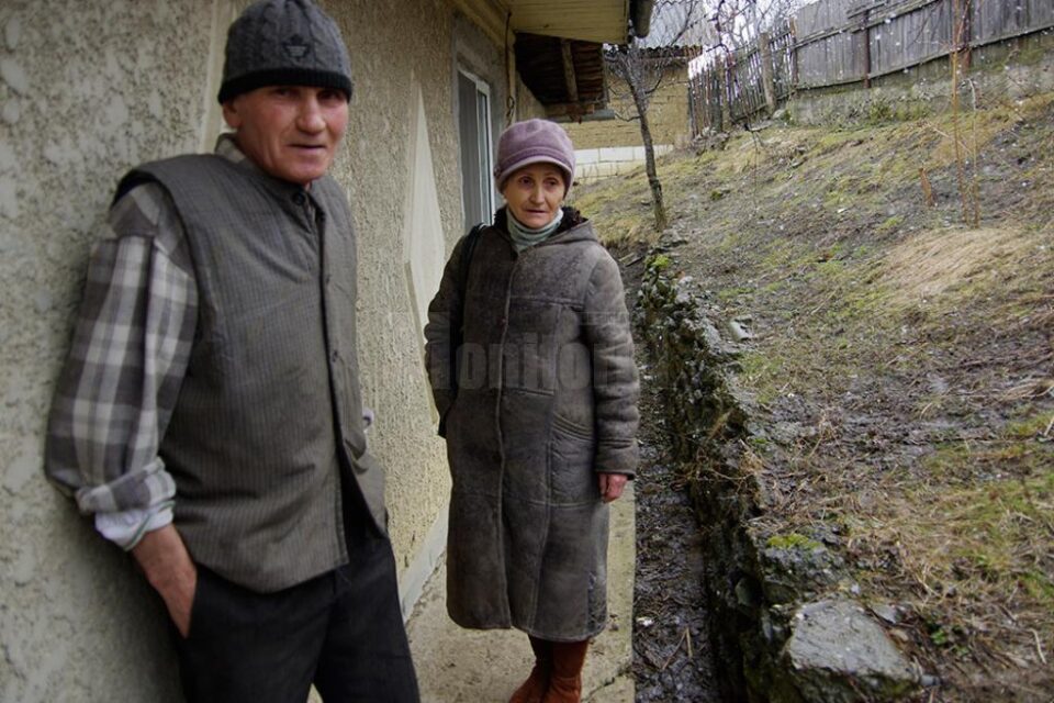 Doi vârstnici și-au găsit curtea casei plină cu reziduuri din fosa unei toalete
