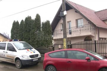 Atacul s-a petrecut la cîteva minute după ora 8, în timp ce în casă se afla menajera, la parter, și cele două tinere, la etaj