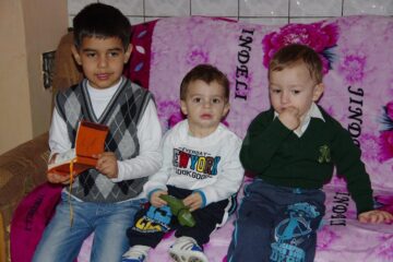Cei trei voinici așteaptă să fie adoptați de o familie iubitoare