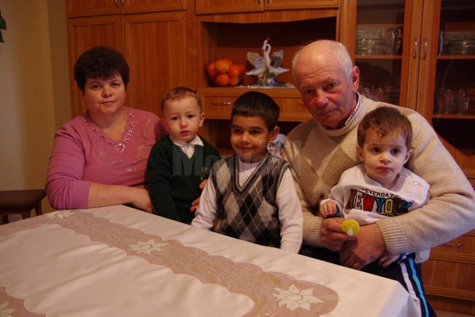 Lucreția și Constantin Todirică, părinți de profesie pentru Matei, Solomon și Eduard Lucreția și Constantin Todirică, părinți de profesie pentru Matei, Solomon și Eduard