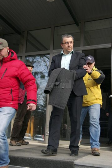 Prefectul Florin Sinescu, scos cu cătușe la mâini din sediul Parchetelor și ținut până a doua zi în arestul poliției județene