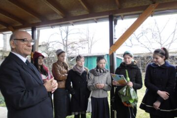 Elevii de la Prelipca alaturi de prof. univ. dr. Mandache Leocov