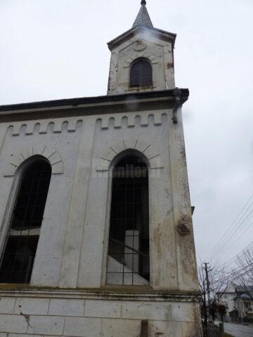 Două biserici construite în Arbore de etnicii germani, la începutul secolului XX, lăsate în paragină