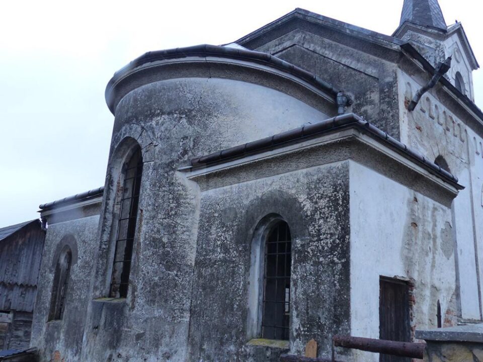 Biserica luterană are pereții fisurați