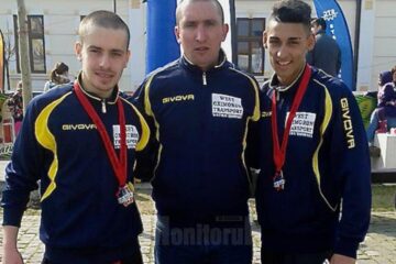 Cei doi medaliați din județul Suceava, Andrei Leancă și Dorin Rusu alături de antrenorul Cristian Prâsneac