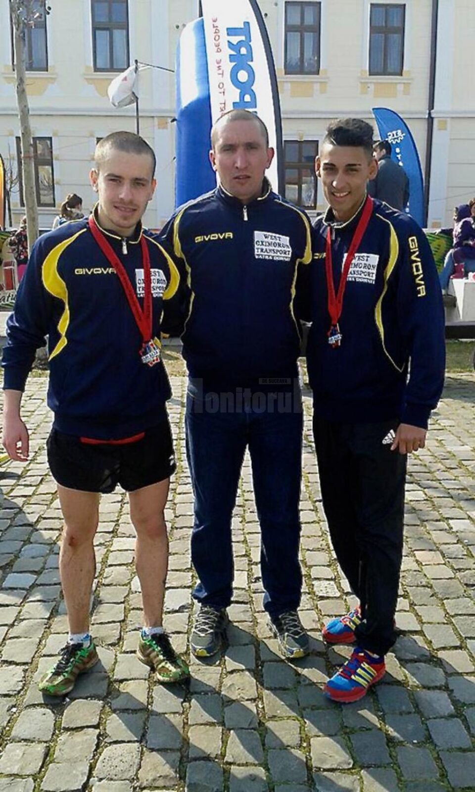 Cei doi medaliați din județul Suceava, Andrei Leancă și Dorin Rusu alături de antrenorul Cristian Prâsneac