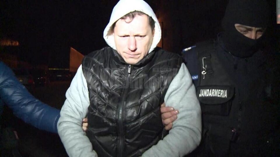 Pedofil prins în flagrant de jandarmi în timp ce abuza un copil Pedofil prins în flagrant de jandarmi în timp ce abuza un copil