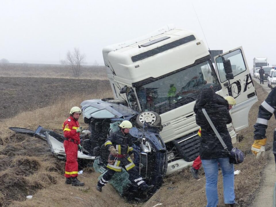 Directorul comercial al ACET Suceava și încă trei colegi, implicați într-un grav accident
