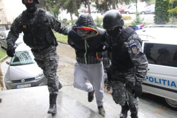 Adus la audieri, Traian Turu și-a ascuns fața după un fular