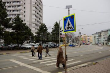 Noile indicatoare rutiere pentru trecerile de pietoni sunt iluminate folosind energia solară