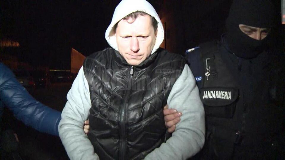 Pedofil, tată a doi copii, prins în timp ce făcea sex în mașină cu un minor