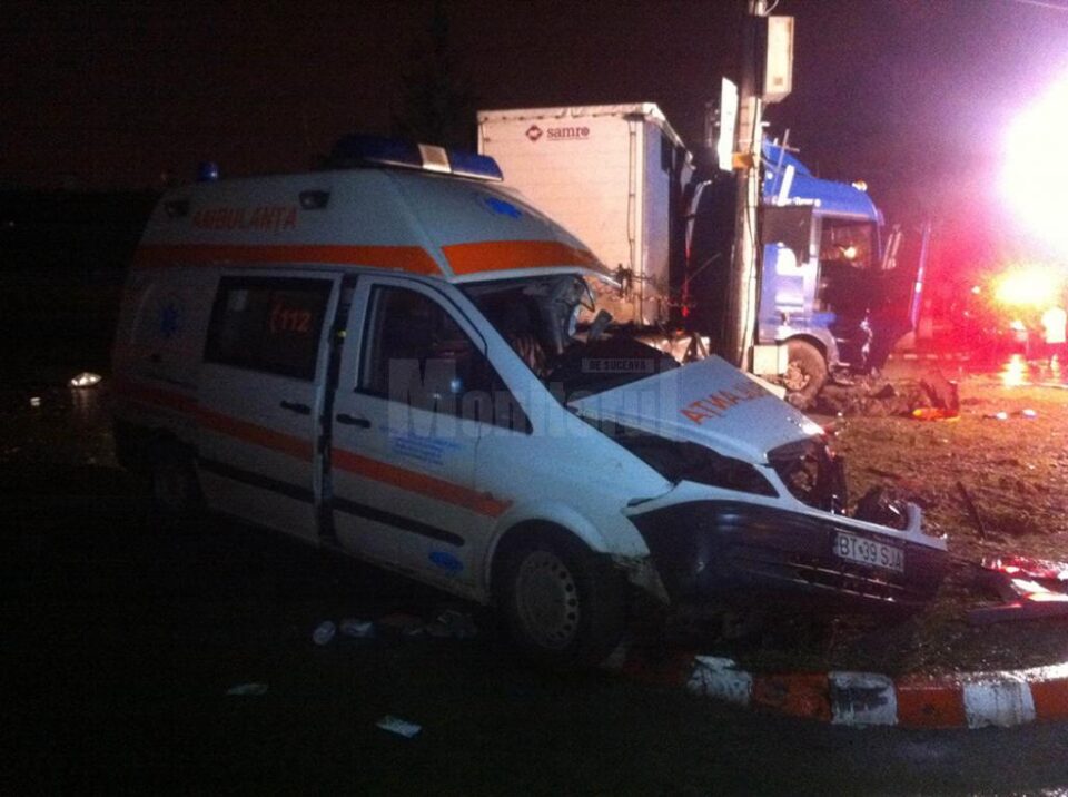 Ambulanța aflată în misiune a fost izbită de un tir cu numere de Suceava Ambulanța aflată în misiune a fost izbită de un tir cu numere de Suceava