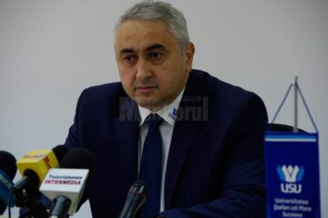 Prof. univ. dr. ing. Valentin Popa, rectorul USV, și-a exprimat încrederea că instituția pe care o reprezintă va fi o gazdă sinceră și un partener academic valoros pentru distinșii constituționaliști