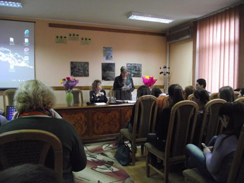 Momente lirice, expoziție de afișe și muzică folk, la Colegiul Tehnic „Petru Mușat” Momente lirice, expoziție de afișe și muzică folk, la Colegiul Tehnic „Petru Mușat”