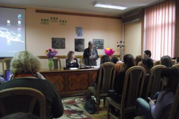 Momente lirice, expoziție de afișe și muzică folk, la Colegiul Tehnic „Petru Mușat”