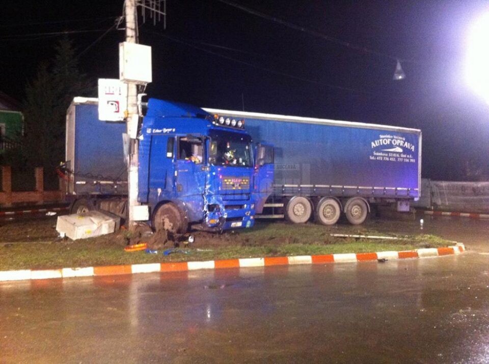 Șoferul mastodontului nu a oprit la indicatorul „Stop” și a pătruns în intersecție în plină viteză, văzând prea târziu ambulanța Șoferul mastodontului nu a oprit la indicatorul „Stop” și a pătruns în intersecție în plină viteză, văzând prea târziu ambulanța