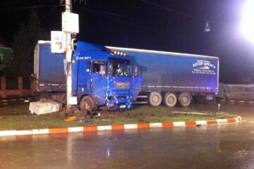 Șoferul mastodontului nu a oprit la indicatorul „Stop” și a pătruns în intersecție în plină viteză, văzând prea târziu ambulanța