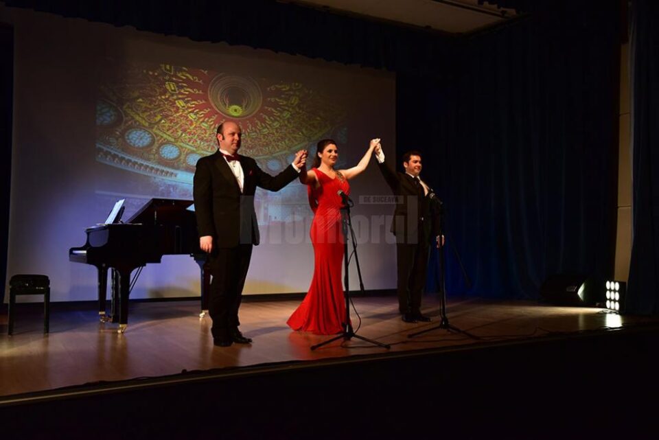 Teodor Ilincăi (dreapta) a concertat alături de mezzosoprana Emanuela Pascu și pianistul Lucian Dușa. Foto: Adrian Craciunescul Teodor Ilincăi (dreapta) a concertat alături de mezzosoprana Emanuela Pascu și pianistul Lucian Dușa. Foto: Adrian Craciunescul