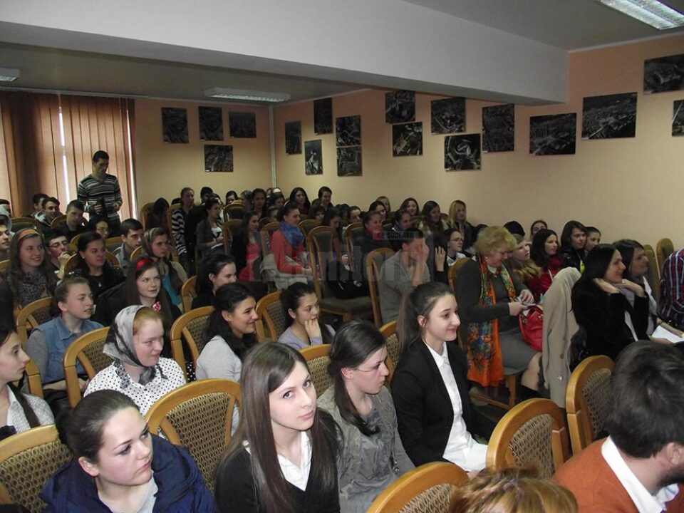 Momente lirice, expoziție de afișe și muzică folk, la Colegiul Tehnic „Petru Mușat”