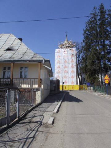 Turnul Roșu în „salopetă” de șantier