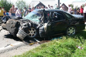 Șoferul circula băut, fără permis, cu viteză peste cea regulamentară și s-a angajat într-o depășire pe linie continuă. Foto: Ioan Adrian DABICA
