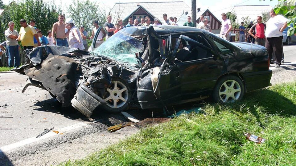 Șoferul circula băut, fără permis, cu viteză peste cea regulamentară și s-a angajat într-o depășire pe linie continuă. Foto: Ioan Adrian DABICA