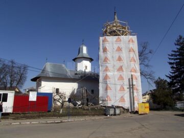 Turnul Roșu în „salopetă” de șantier