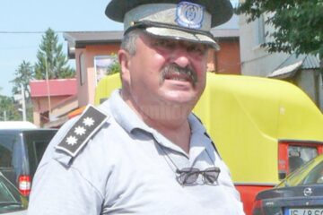 Agentul Constantin Parasca, în vârstă de 59 de ani, fost șef al Poliției Locale Fălticeni, a fost lovit în două rânduri cu pumnul, în zona feței