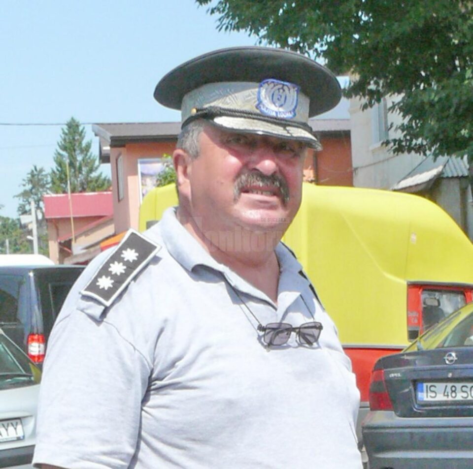 Agentul Constantin Parasca, în vârstă de 59 de ani, fost șef al Poliției Locale Fălticeni, a fost lovit în două rânduri cu pumnul, în zona feței