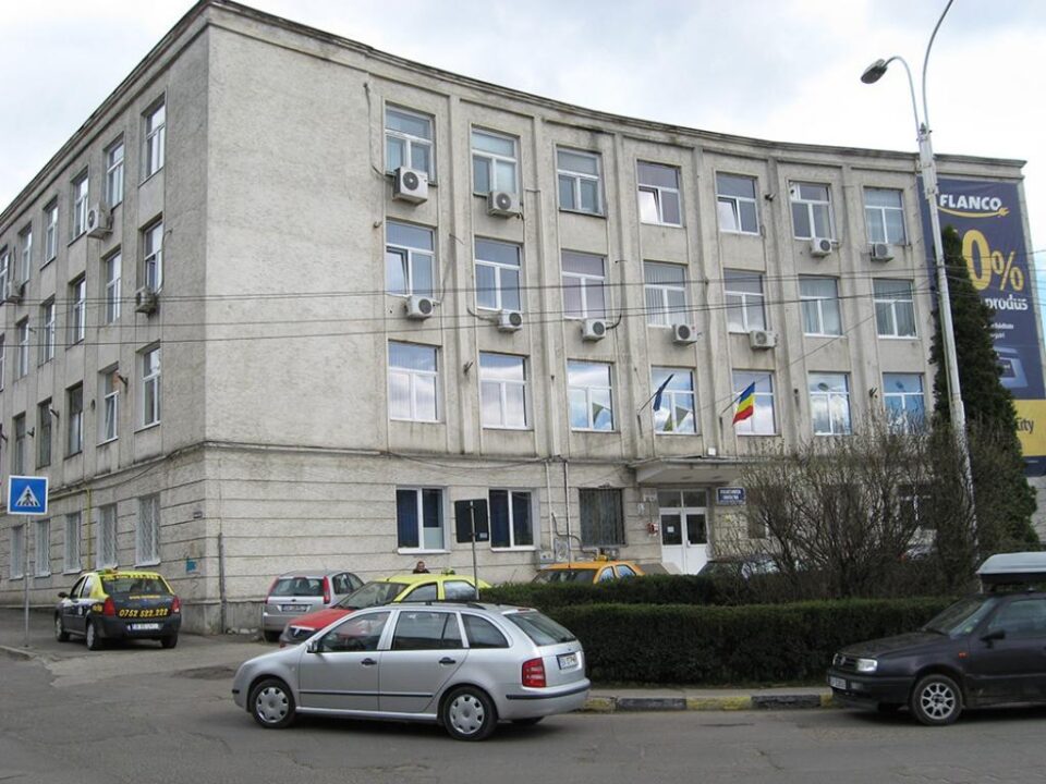 Pe 8 aprilie 2011 au fost percheziți la Policlinica din Areni
