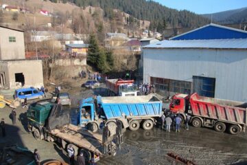 Camioanele au blocat accesul pentru camionul executorului