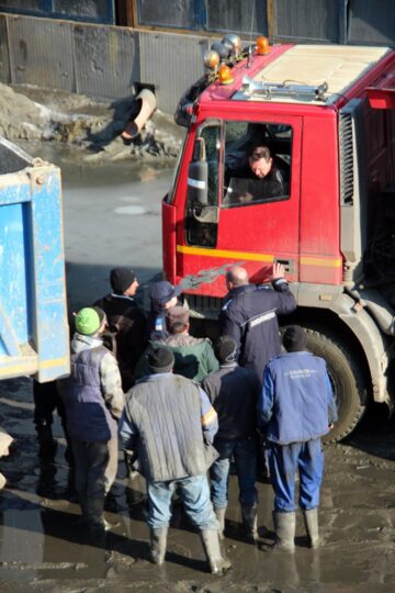 Executarea Uzinei de prelucrare a cuprului Iacobeni, blocată de muncitorii rămași brusc șomeri