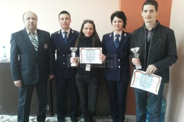 Câștigătorii Cupei Presei la Tir, alături de reprezentanți ai IPJ Suceava