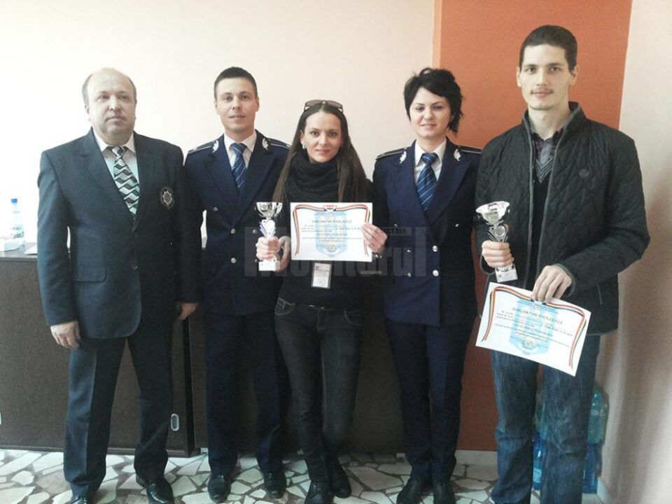 Câștigătorii Cupei Presei la Tir, alături de reprezentanți ai IPJ Suceava